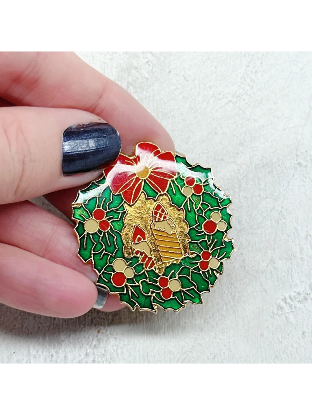 6298mc. Vintage Resin Christmas Brooch